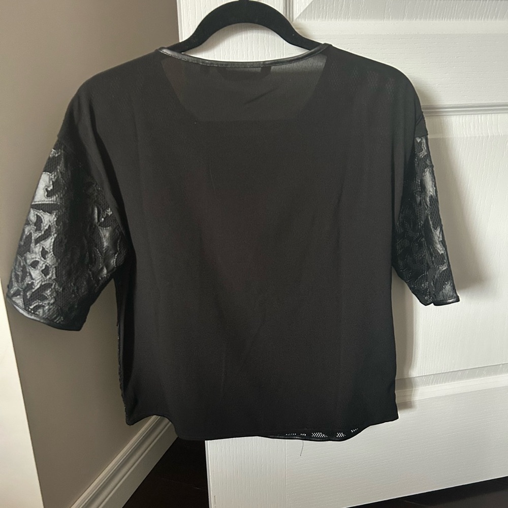 Chic Black Short Sleeve Top - Picture 2 of 3